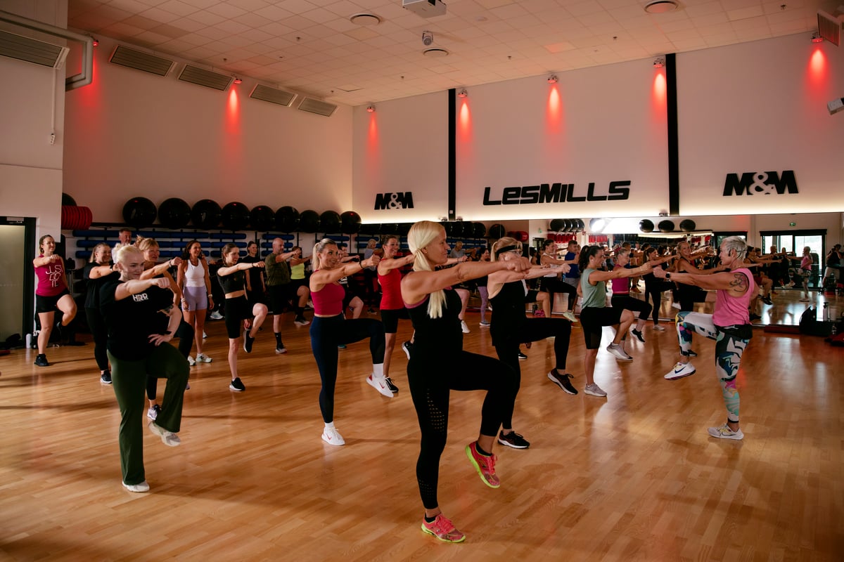 Ryhmäliikuntaohjaaja ohjaa Les Mills -tuntia Koulukadun ryhmäliikunta-tilassa.