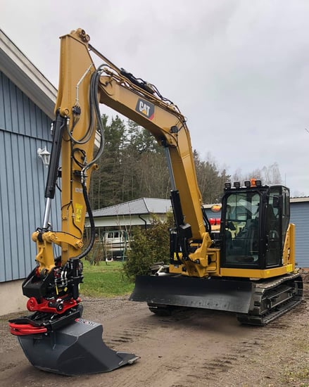 Catepillar kaivinkone pihalla.