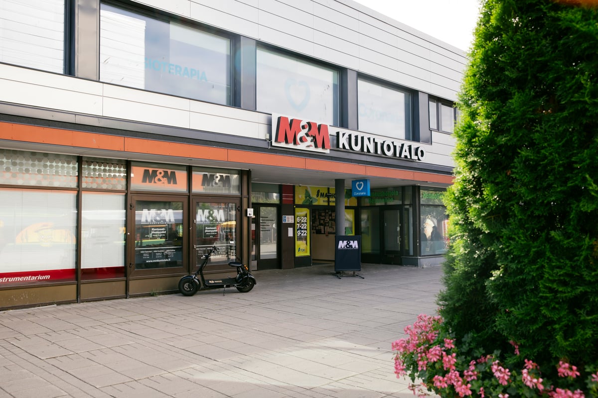 Aurinkoinen ulkokuva Raisiontorin kuntotalosta.