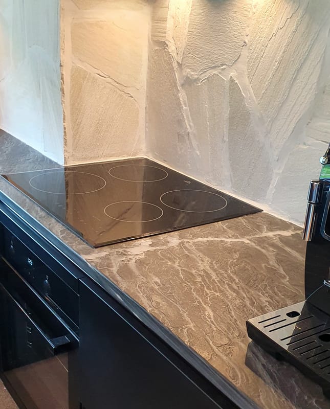 Luonnonkivinen keittiötaso ja lattia.