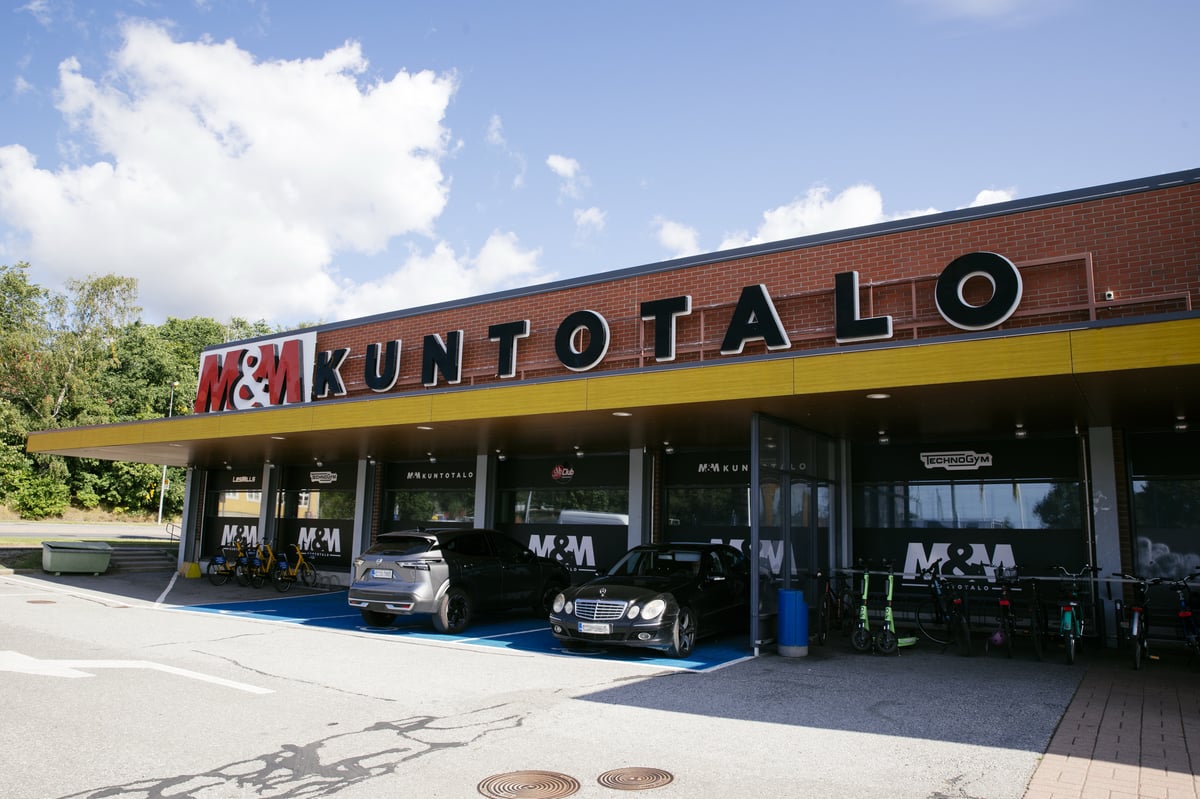Aurinkoinen ulkokuva Koulukadun kuntotalosta.