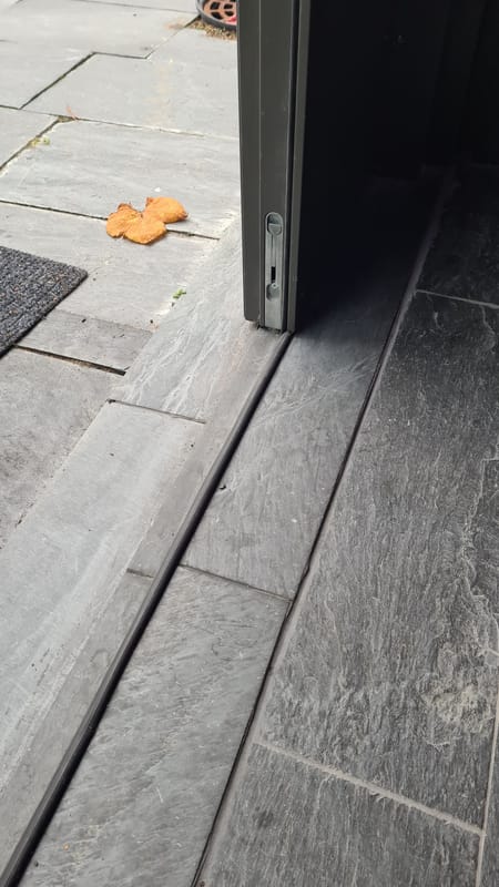 Luonnonkivinen eteinen modernissa kodissa.