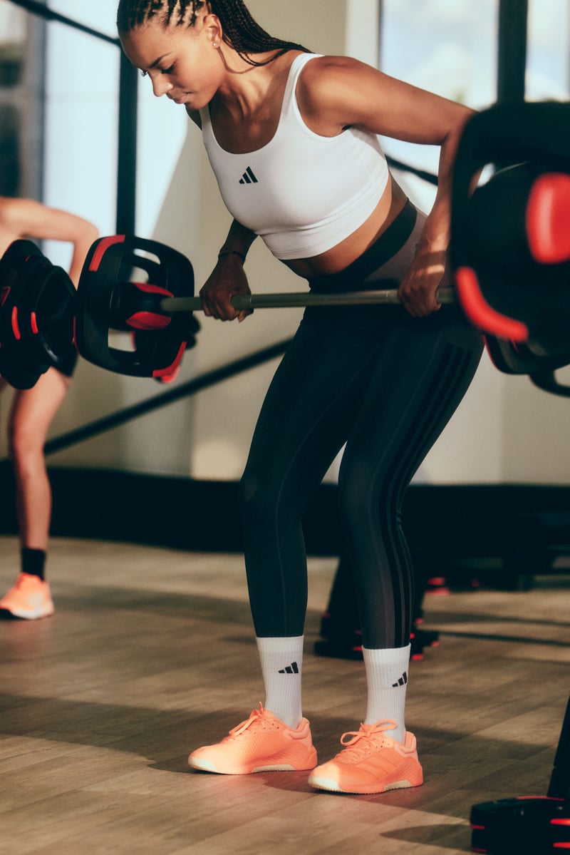 Les Mills BODYPUMP -tunti levytangoilla kuntosalilla.