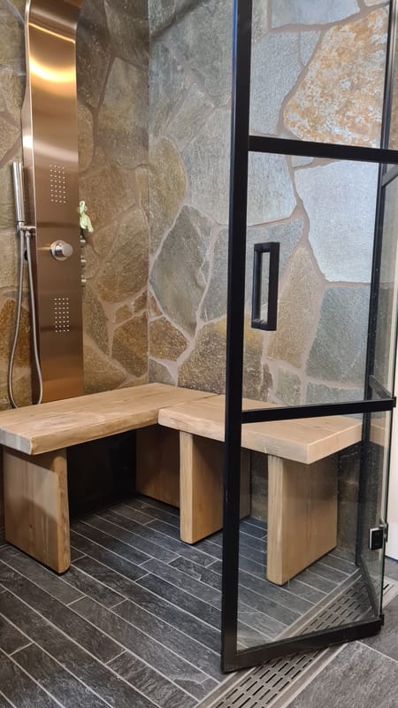 Luonnonkivellä päällystetty kylpyhuone.